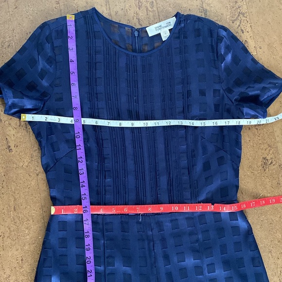 Diane Von Furstenberg elegant checkered, overlay Navy jumpsuit! Size 8 Medium - Picture 15 of 17